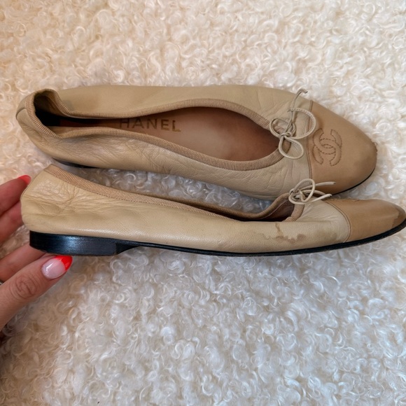 CHANEL Tan and Cream Cap Toe Logo Ballet Flats 38.5 - Picture 6 of 9